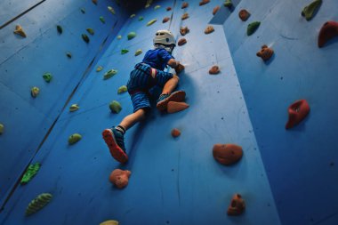 küçük çocuk Spor Merkezi duvara tırmanma