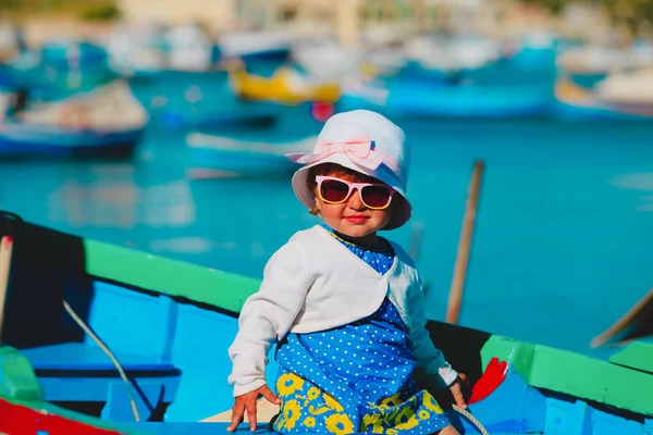Söt liten flicka som reser i Malta, Europa — Stockfoto