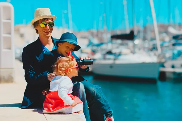 Far med liten son och dotter tittar på kikare på kajen i Valetta, Malta — Stockfoto