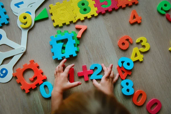 Κοριτσάκι εκμάθησης αριθμών και μαθηματικών, έννοια εκπαίδευσής — Φωτογραφία Αρχείου