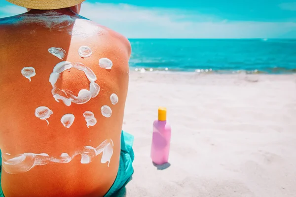 Protezione-bambino con crema solare sulla spiaggia tropicale — Foto Stock