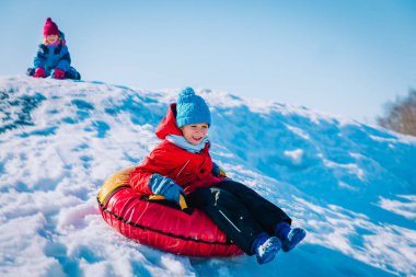 Mutlu tatlı oğlan ve kız kış karında kayıyor