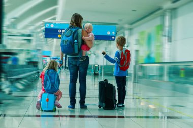 Çocuklar seyahat havaalanında, seyahat ile anne