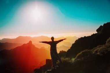 mutlu turist gün batımı dağlarda yürüyüş keyfini çıkarın