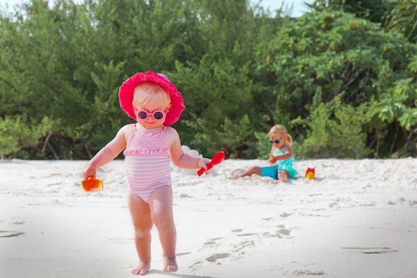 Mignonnes petites filles jouent avec le sable et les jouets sur la plage — Photo