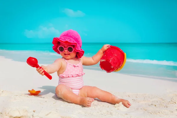Joyeuse petite fille mignonne jouer avec du sable et des jouets sur la plage — Photo