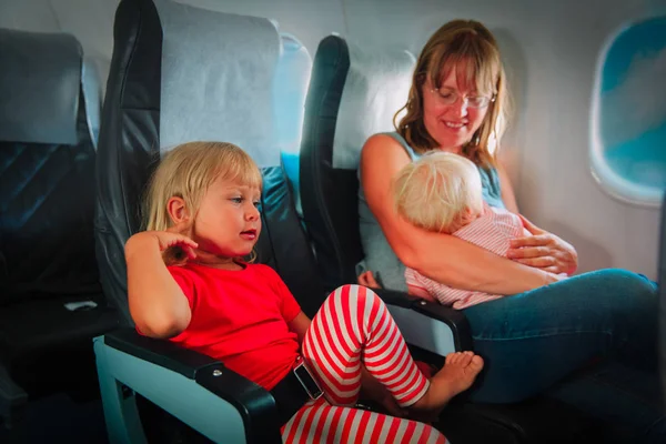 Mamma med två barn resa med flyg — Stockfoto