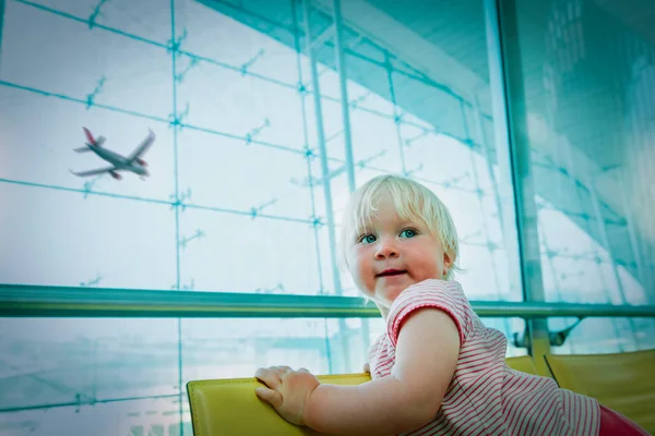 Мила маленька дівчинка чекає в аеропорту — стокове фото