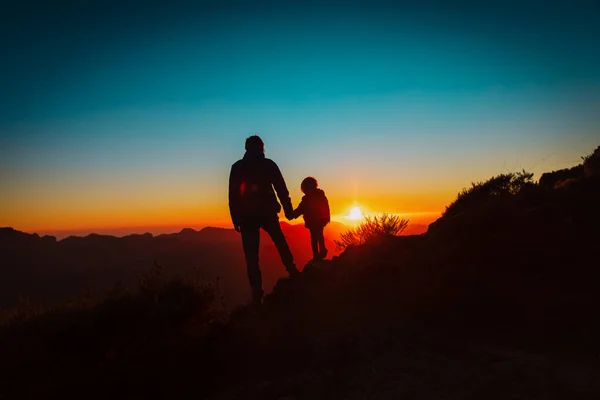 Vater und kleine Tochter reisen bei Sonnenuntergang in die Berge — Stockfoto