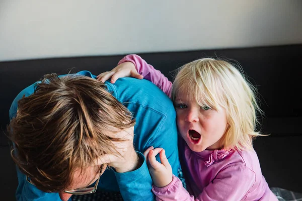Trött far och skrikande liten flicka, problem i familjen — Stockfoto