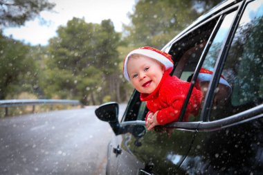 Kışın seyahat Noel araba seyahat - mutlu küçük bebek kız seviyor