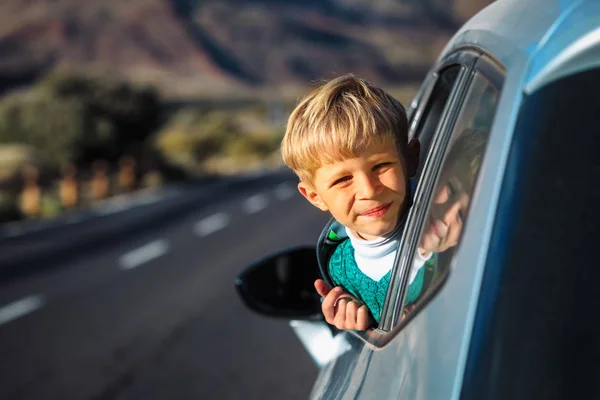 Feliz niño viajan en coche en las montañas —  Fotos de Stock