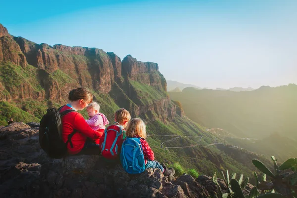 Mor med tre barn vandring i bergen, familjeresor i naturen — Stockfoto