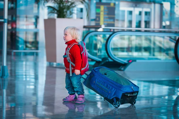 Söt liten flicka på resväska resa i flygplats — Stockfoto