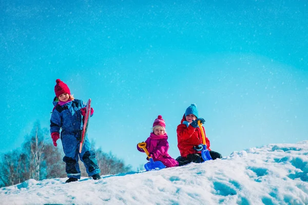 Crianças felizes- menino e meninas- brincar com a neve na natureza inverno — Fotografia de Stock