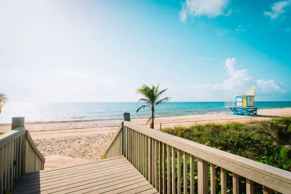 Ingresso alla spiaggia tropicale con cabina di salvataggio, Florida, USA — Foto Stock