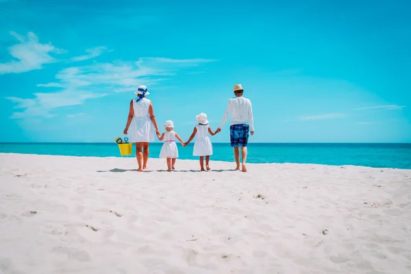 Bambini felici in famiglia camminano sulle vacanze al mare tropicali — Foto Stock