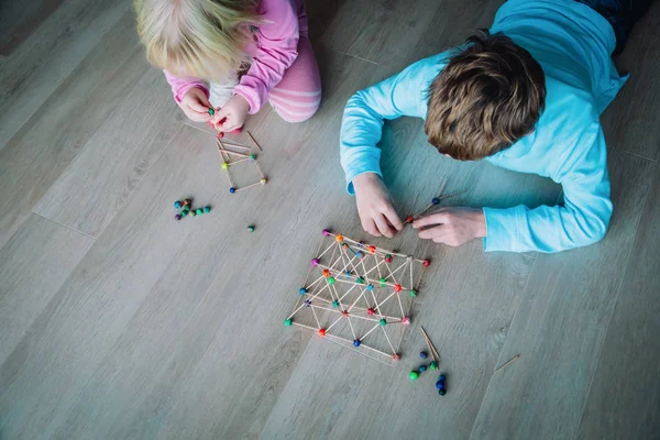 Garçon et fille faisant des formes géométriques, l'ingénierie et l'éducation STEM — Photo