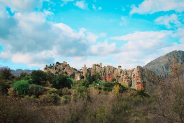 İspanya 'nın Alicante kentindeki Guadelest Kalesi manzaralı