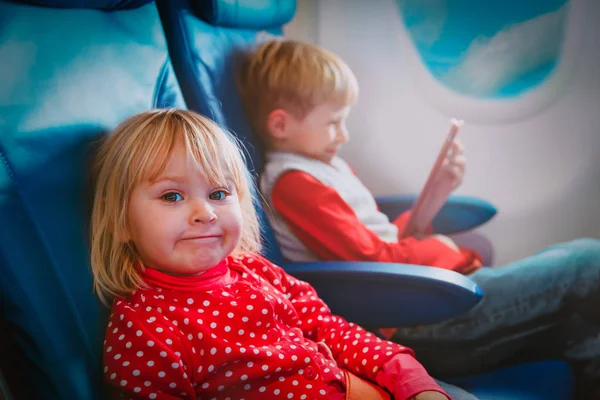 Niña y niño viajan en avión — Foto de Stock