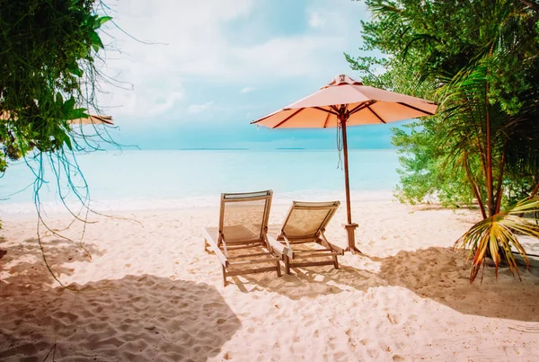 Dos sillas de playa en vacaciones tropicales, relajarse en el mar — Foto de Stock