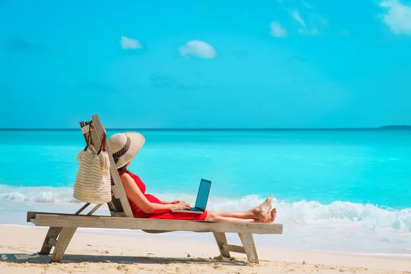 Remote-Work-Konzept - junge Frau mit Laptop am Strand — Stockfoto