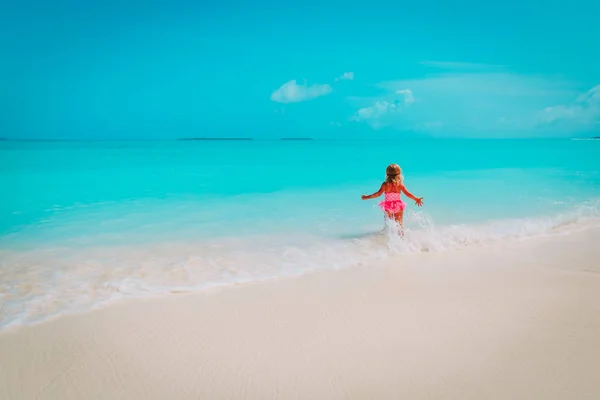 Niña correr jugar con olas en la playa —  Fotos de Stock