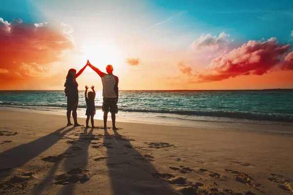 Ευτυχισμένη οικογένεια με τα παιδιά που παίζουν στο sunset beach — Φωτογραφία Αρχείου