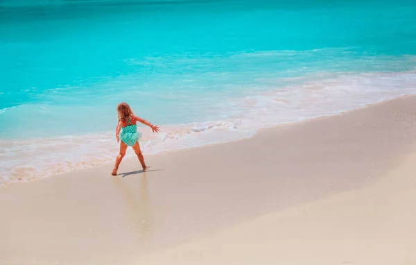 Niña correr jugar con olas en la playa —  Fotos de Stock