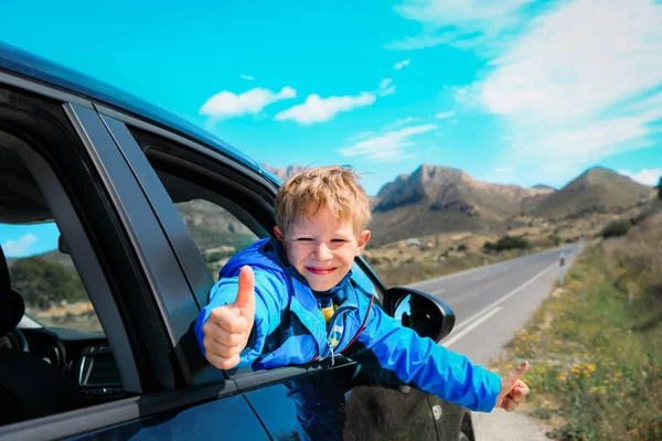 Mutlu çocuk doğada araba yolculuğunun keyfini çıkar. — Stok fotoğraf