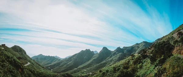 山の景色とテネリフェ島の有名なMaska渓谷への道スペイン — ストック写真