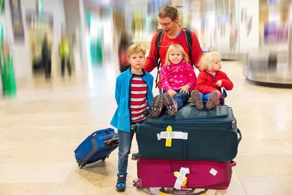 Padre con tres hijos viajan en el aeropuerto, viajes en familia —  Fotos de Stock