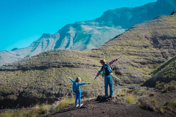 幸せな男の子と女の子は山を旅し子供たちは自然の中でハイキングを楽しむ — ストック写真