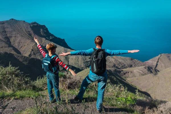 Glücklicher Vater und Sohn wandern in den Bergen am Meer — Stockfoto