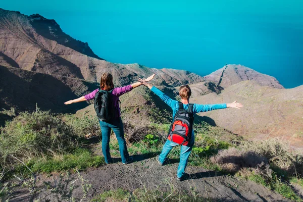 Lycklig kärleksfull par vandring resa på Kanarieöarna, Spanien — Stockfoto
