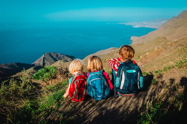 家族旅行子供男の子と女の子-海の近くの山の中でハイキング — ストック写真