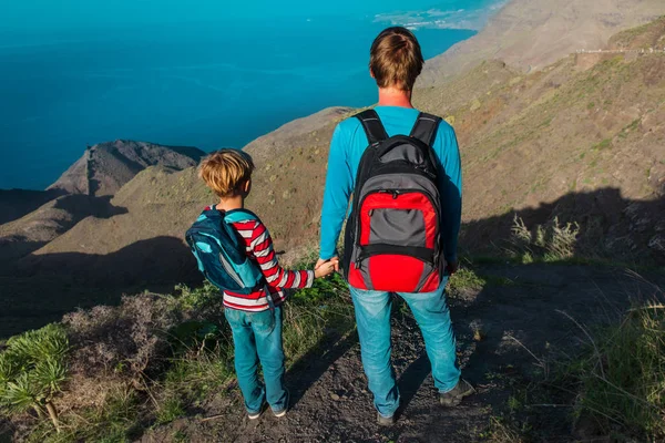 Vater und Sohn reisen in die Natur, Familie wandert gerne in den Bergen — Stockfoto