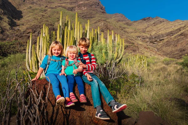 Щасливі діти - хлопчик і дівчатка - насолоджуються подорожами в Гран - Канарії, Іспанія. — стокове фото
