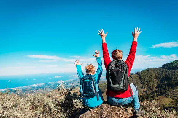 Pai e filho viajam na natureza, a família gosta de caminhar nas montanhas — Fotografia de Stock