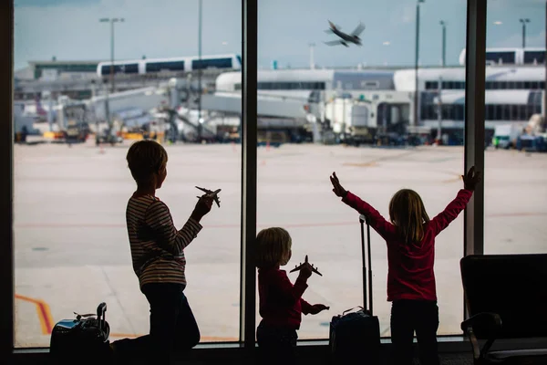 Щасливі діти чекають на літак в аеропорту — стокове фото