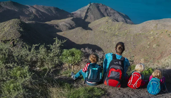 Vater und Kinder wandern in den Bergen, Familienurlaub auf den Kanarischen Inseln, Spanien — Stockfoto