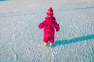 küçük kız kış karda buzda kaymayı öğrenme