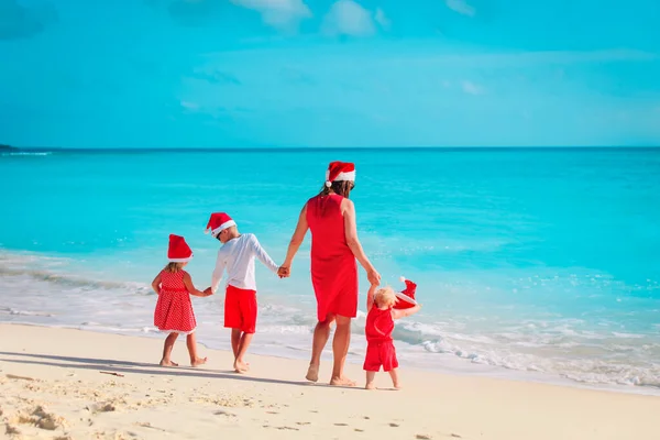 Mãe feliz com crianças na praia férias de Natal — Fotografia de Stock