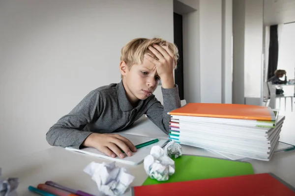 Fiú fáradt és stresszes csinál házi feladatot, unatkozik, kimerült — Stock Fotó