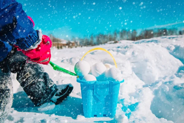 Ребенок делает снежки зимой природа, дети играют на открытом воздухе — стоковое фото