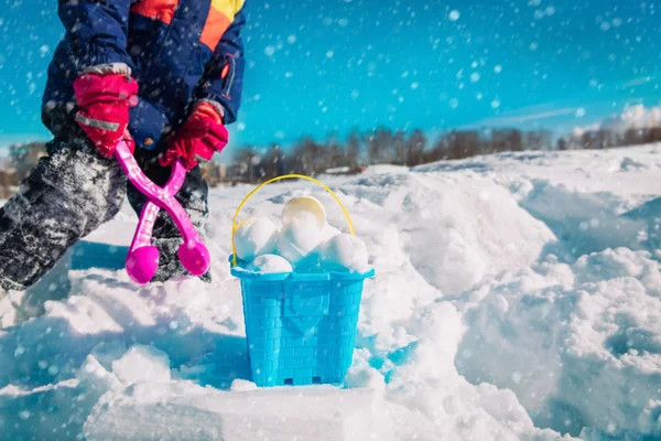 Παιδί που φτιάχνει χιονόμπαλες στη φύση, τα παιδιά παίζουν σε εξωτερικούς χώρους — Φωτογραφία Αρχείου
