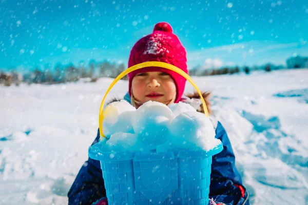Χαρούμενο κοριτσάκι που κάνει χιονόμπαλες στη χειμερινή φύση — Φωτογραφία Αρχείου