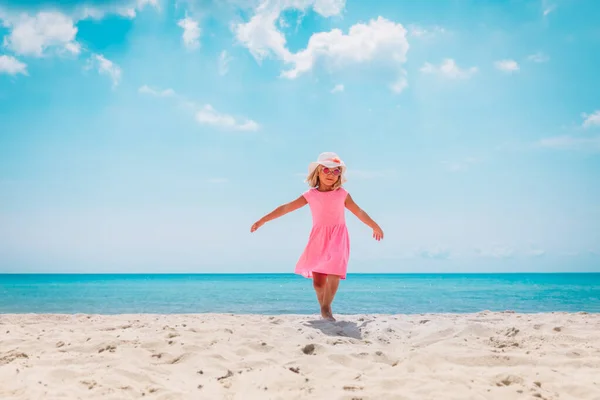 Счастливая симпатичная девчонка танцует на пляже — стоковое фото