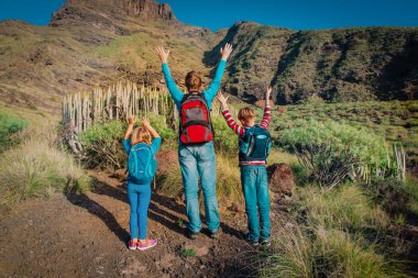 Aile seyahati Gran Canaria, İspanya, baba ve çocuklar doğada