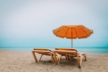 Tropik tatilplaj sandalyeleri, deniz konseptine seyahat